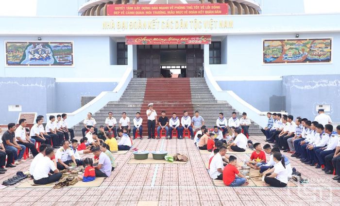 Quân và dân đảo Đá Tây A thi gói bánh chưng.