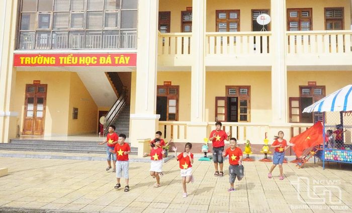 Học sinh Trường Tiểu học Đá Tây biểu diễn văn nghệ chào đón năm mới.