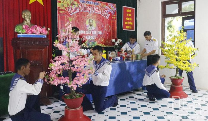 Chiến sĩ đảo Trường Sa trang trí hội trường mừng Xuân Giáp Thìn 2024.