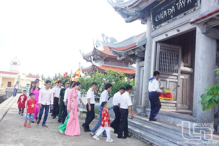 Quân và dân trên đảo Đá Tây A đi lễ chùa.