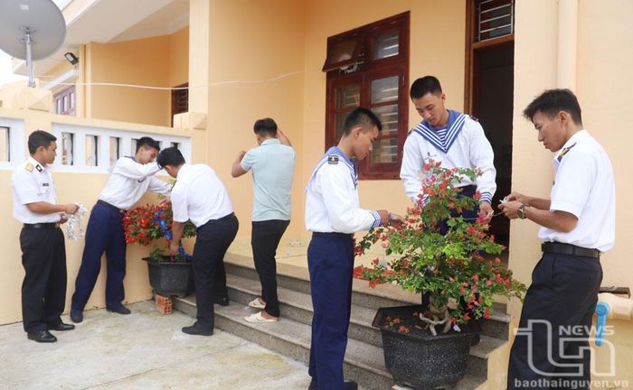 Cán bộ, chiến sĩ đảo Đá Tây A cùng người dân trang trí đón Tết.