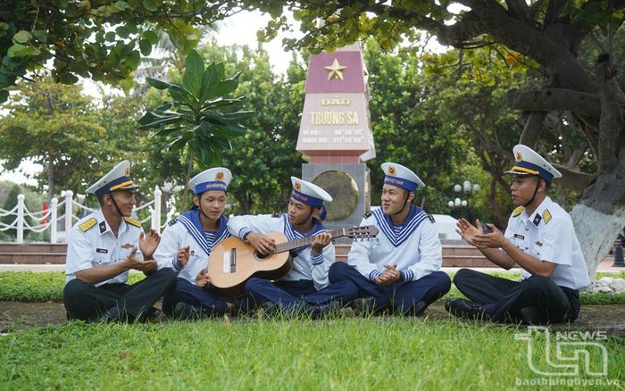 Chiến sĩ đảo Trường Sa vui văn nghệ sau giờ luyện tập.