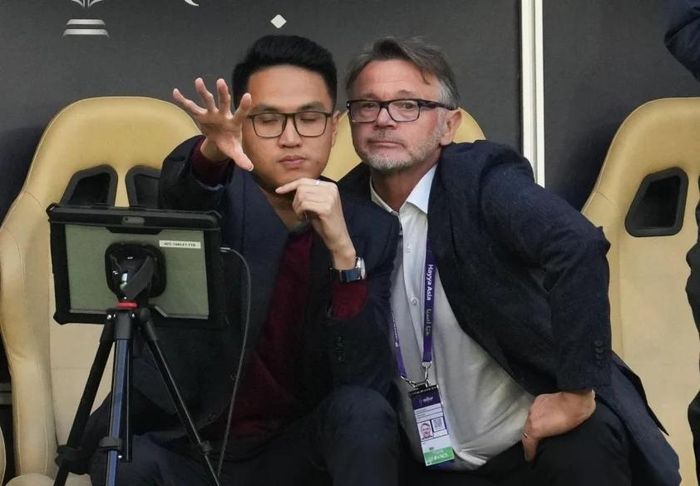HLV Troussier đối mặt với áp lực sau chuỗi trận không tốt của tuyển Việt Nam. Ảnh: Getty.