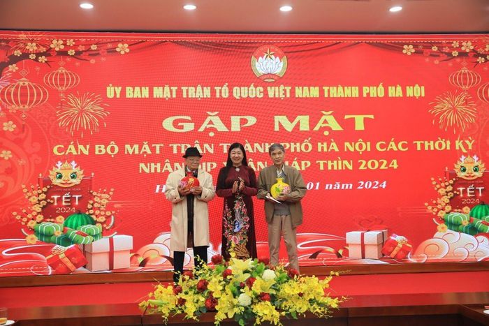 Chủ tịch Ủy ban MTTQ Việt Nam thành phố Nguyễn Lan Hương tặng quà cán bộ cao tuổi.