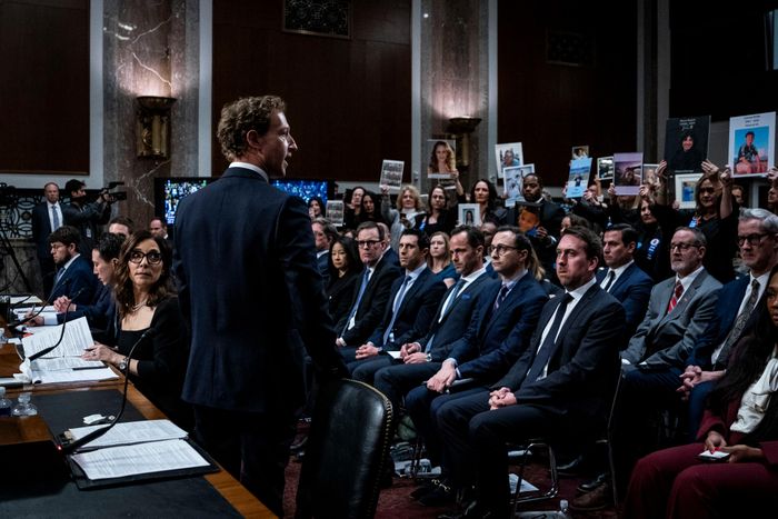  Các vị phụ huynh mang ảnh con mình đến buổi điều trần. Ảnh: Washington Post. 