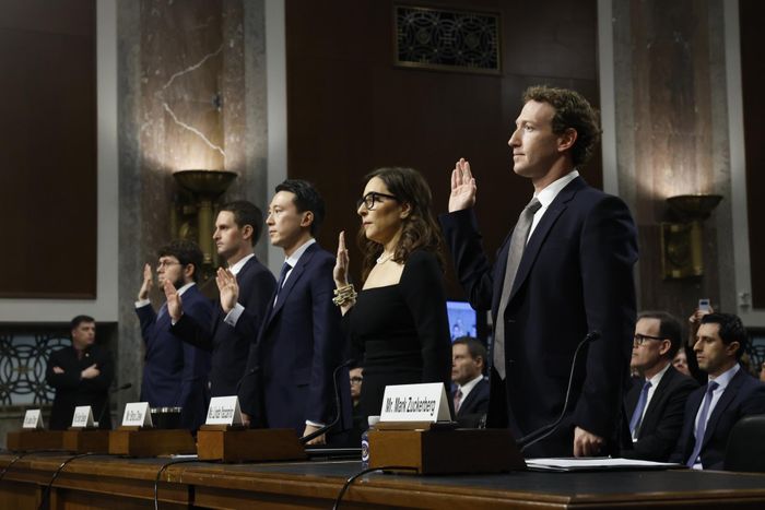  Các vị CEO của loạt mạng xã hội Facebook, TikTok, X, Snap, Discord có mặt tại phiên điều trần. Ảnh: Bloomberg. 