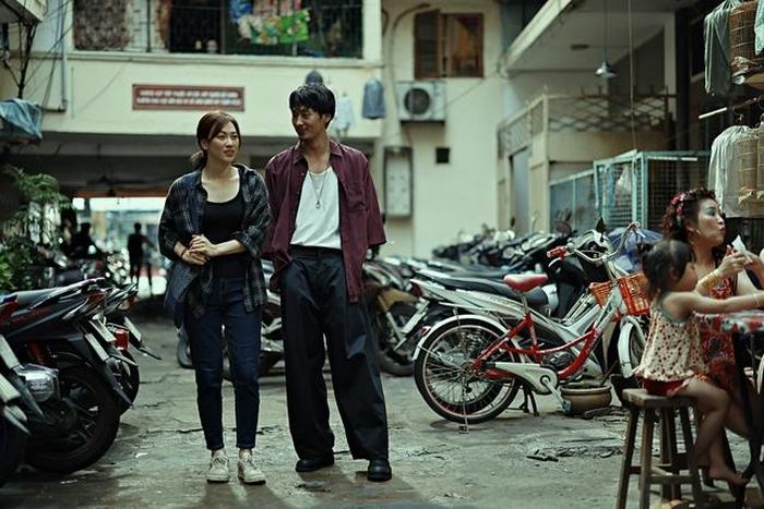 Phương Anh Đào (trái, vai Mai) và Tuấn Trần (vai Dương) trong phim
