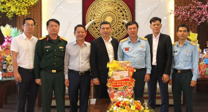Phó Chủ tịch Thường trực UBND thành phố Hồ Kỳ Minh (giữa) thăm, chúc Tết đến Sư đoàn Không quân 372.