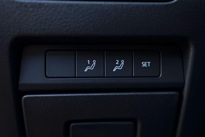 Cùng với đó Mazda3 1.5L Signature 2024 mới cũng có các tính năng phanh ABS, EDB, hỗ trợ lực phanh khẩn cấp EBA, cân bằng điện tử DSC, kiểm soát lực kéo, hỗ trợ khởi hành ngang dốc, camera 360, 7 túi khí...