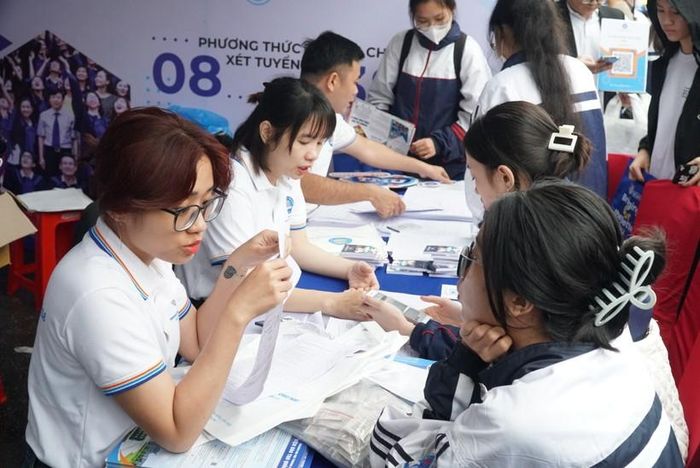 Học sinh Nghệ An tham gia chương trình tư vấn tuyển sinh - hướng nghiệp năm 2024 tại Trường Đại học Vinh.