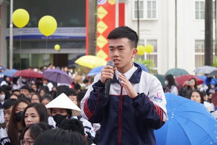 Học sinh đặt câu hỏi về phương thức tuyển sinh, điểm xét tuyển ưu tiên của trường đại học năm 2024.