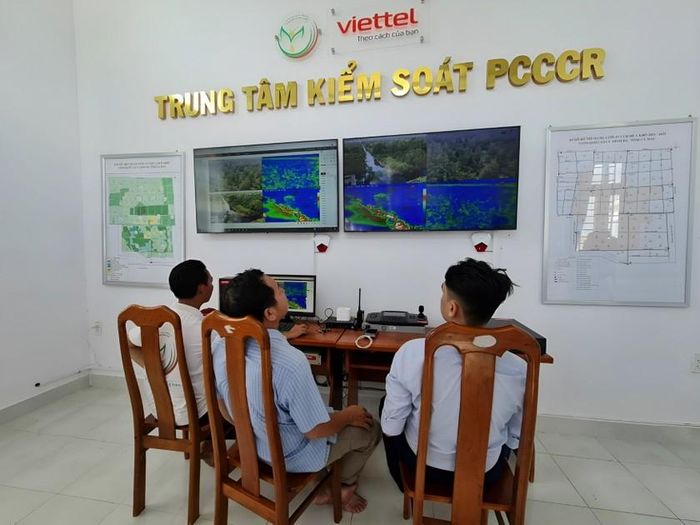 Lực lượng PCCCR tại Vườn quốc gia U Minh Hạ quan sát qua hệ thống camera để kịp thời phát hiện những vụ cháy rừng có thể xảy ra (Ảnh: Vườn quốc gia U Minh hạ).