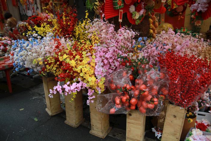 Những loại hoa quả nhựa trang trí vẫn là mặt hàng thu hút khách