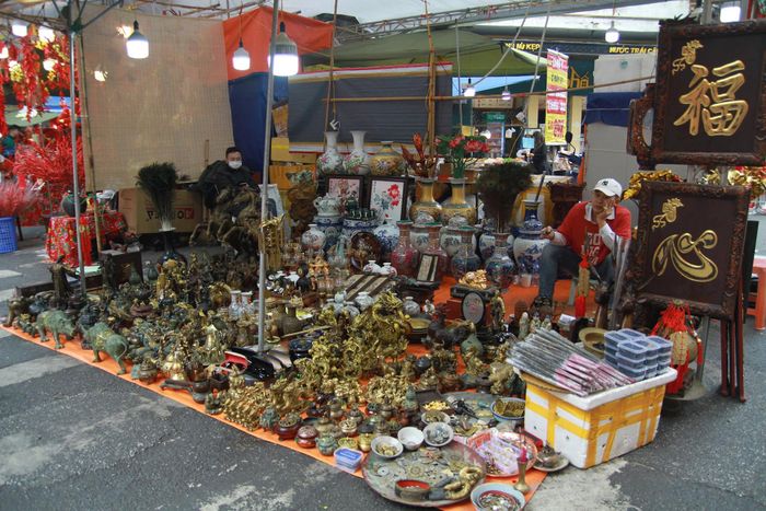 Đồ trang trí đa dạng được bày bán khắp nơi trên phố