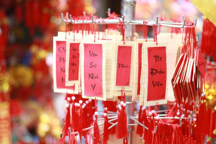 Những đồ trang trí treo cành đào, cành quất ngày Tết