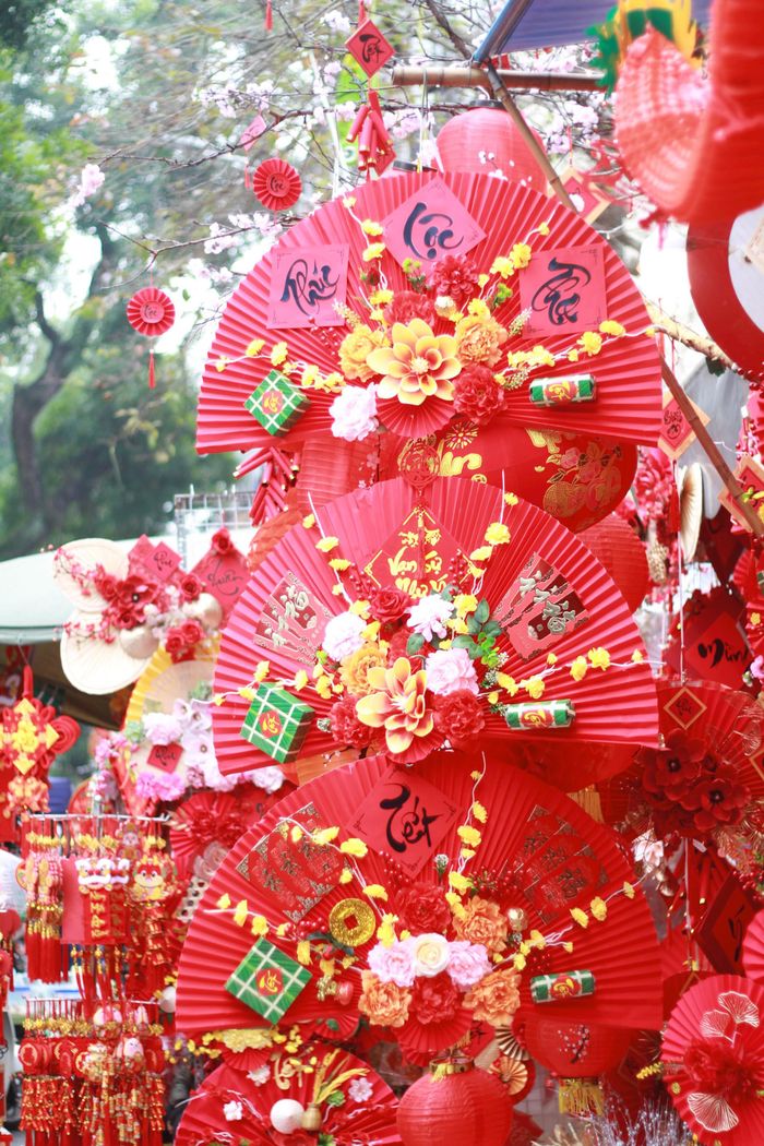 Phố Hàng Mã bán những mặt hàng đặc trưng của dịp Trung Thu, Tết Nguyên đán như đèn lồng, đồ chơi, đồ trang trí nhà cửa, văn phòng