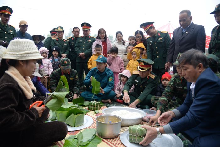 Trung tướng Trần Ngọc Tuấn, Chính ủy Bộ Tư lệnh Thủ đô Hà Nội tham gia gói bánh chưng cùng với bà con nhân dân và cán bộ, chiến sĩ