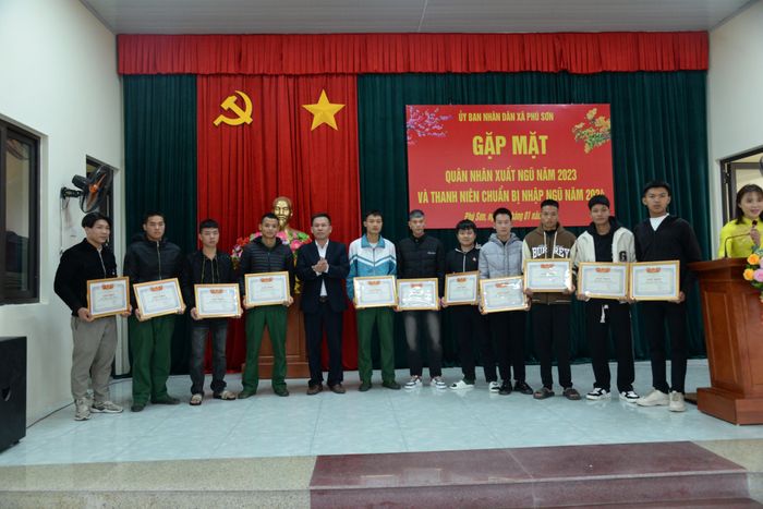  Tặng quà cho thanh niên chuẩn bị nhập ngũ năm 2024.