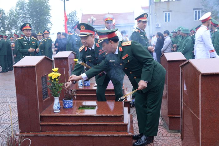 Dâng hương viếng Nghĩa trang Liệt sỹ xã Phú Sơn.