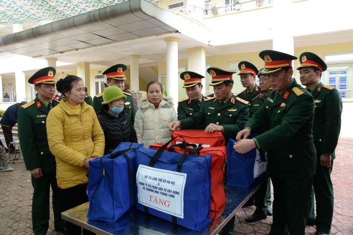 Lãnh đạo Bộ Tư lệnh Thủ đô Hà Nội tặng quà các đối tượng chính sách