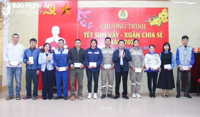  Đoàn đại biểu Quốc hội tỉnh phối hợp với Liên đoàn Lao động tỉnh trao quà Tết cho công nhân, lao động khó khăn. Ảnh: Mai Hoa 