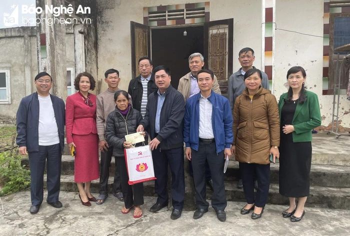  Đảng ủy Ban Tổ chức Tỉnh ủy và Chi bộ Sở Giao thông vận tải tặng quà cho các hộ nghèo tại xã Nghi Thuận, huyện Nghi Lộc. Ảnh: Nguyệt An 