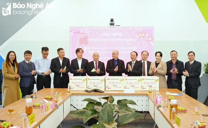  Lãnh đạo UBND tỉnh tặng quà, chúc Tết Công ty TNHH VSIP Nghệ An và các nhà đầu tư. Ảnh: Thành Cường 