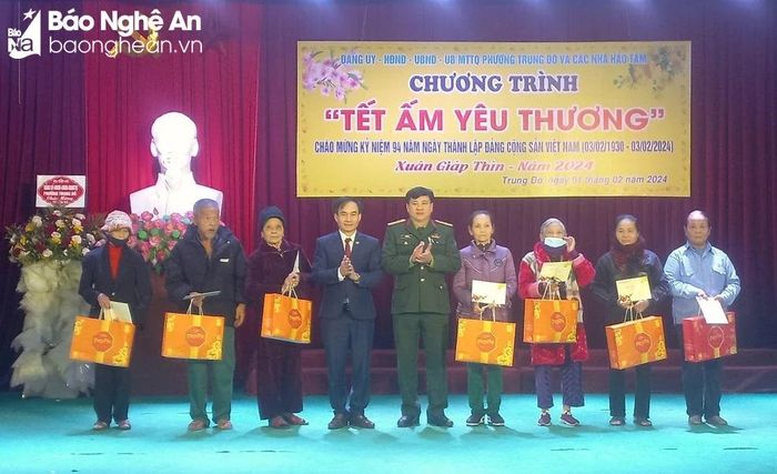  Đồng chí Thượng tá Võ Hữu Hòa - Phó Chủ nhiệm Chính trị Bộ Tham mưu trao tặng quà cho các gia đình chính sách, người dân có hoàn cảnh khó khăn tại phường Trung Đô, TP. Vinh. Ảnh: Hoàng Minh 