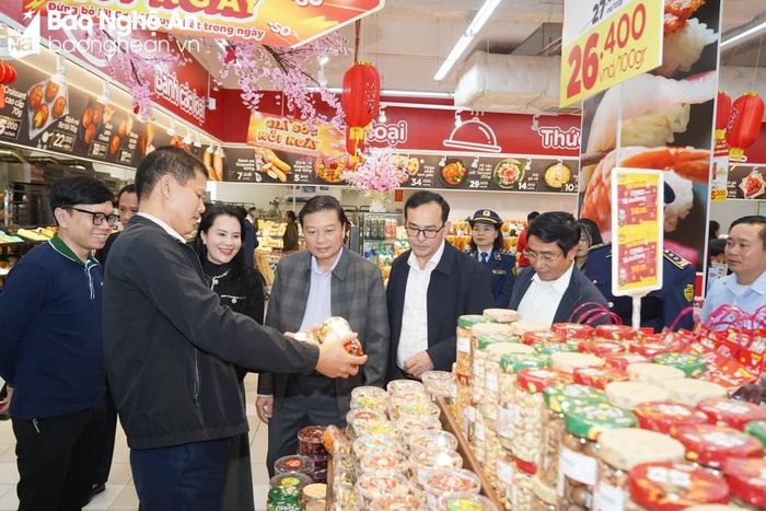  Đoàn công tác của tỉnh kiểm tra tình hình cung ứng hàng hóa, giá cả thị trường dịp Tết Nguyên đán 2024. Ảnh: Thu Huyền 
