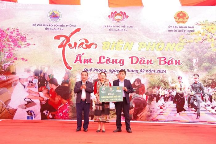  Phó Chủ tịch UBND tỉnh Nguyễn Văn Đệ trao 374 suất quà tặng người nghèo cho đại diện lãnh đạo xã Thông Thụ. Ảnh: Hải Thượng 