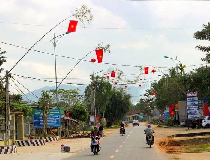 Phong tục dựng nêu ngày Tết với quan niệm "xua rủi, rước may" về nhà. Ảnh: Thanh Phúc 