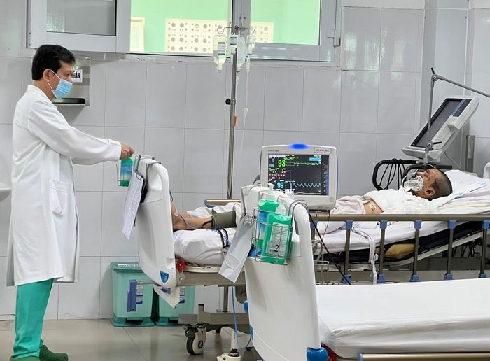 Một bệnh nhân đang điều trị thở máy do đốt pháo.