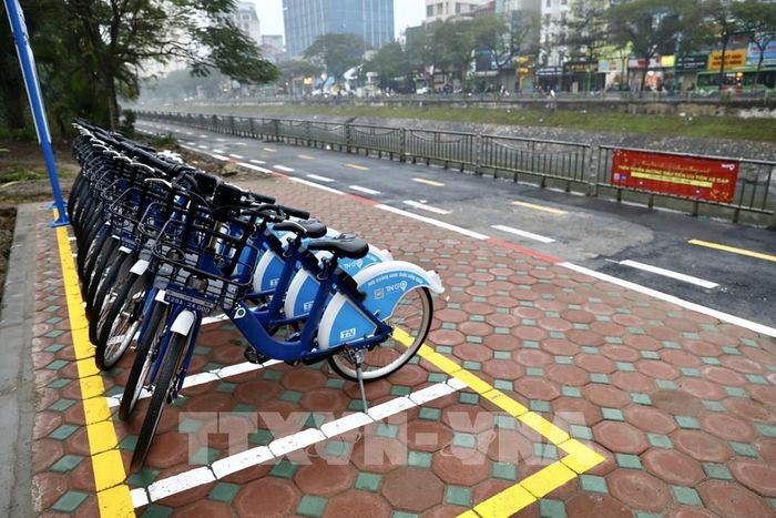Trên tuyến bổ sung 6 trạm xe đạp công cộng gần các điểm dừng, chờ xe buýt. Ảnh: Huy Hùng - TTXVN