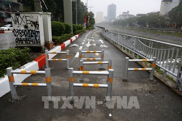 Dải phân cách để hạn chế người đi xe máy vào tuyến đường. Ảnh: Huy Hùng - TTXVN