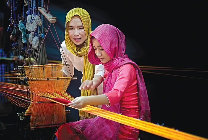 Người dân tộc thiểu số bảo tồn nghề truyền thống. Ảnh: Lê Hữu Thiết