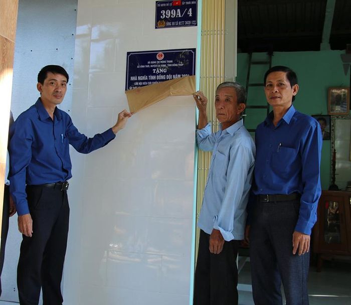 Đại diện lãnh đạo xã Vĩnh Thới bàn giao nhà nghĩa tình đồng đội cho hộ ông Nguyễn Thành Liêm