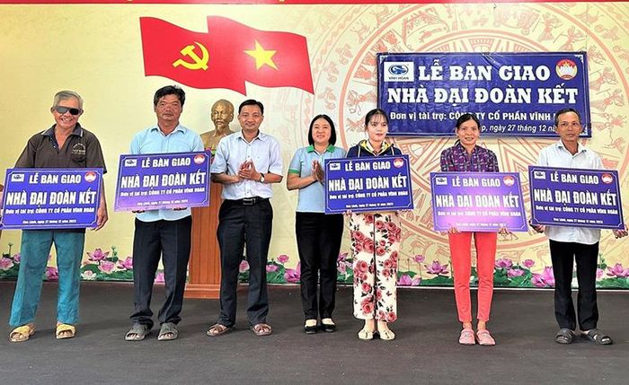 Đồng chí Võ Chí Hữu - Phó Chủ tịch Ủy ban Mặt trận Tổ quốc Việt Nam tỉnh (thứ 3 từ trái sang) trao bảng tượng trưng bàn giao nhà đại đoàn kết cho các hộ nghèo, hộ cận nghèo, hộ có hoàn cảnh đặc biệt khó khăn tại huyện Cao Lãnh