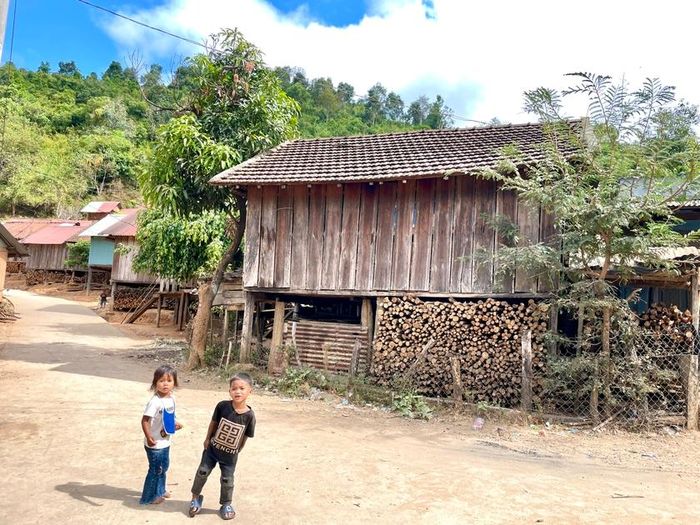 Gầm nhà sàn đã chất đầy củi, dấu hiệu của sự no đủ. Ảnh: Lam Nguyên