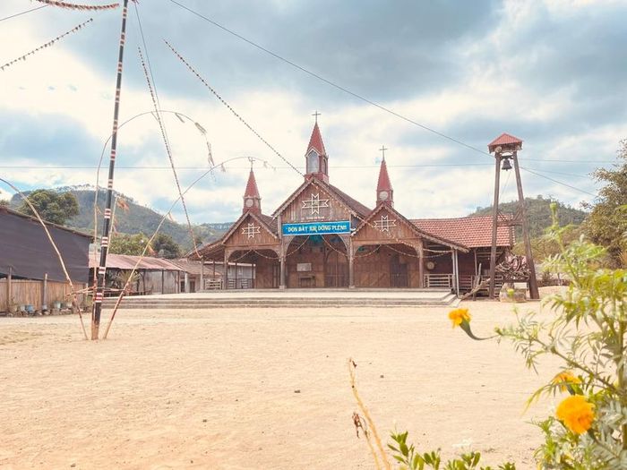  Vẻ đẹp của nhà thờ Giáo xứ Kon Mahar, ngôi giáo đường đủ sức thu hút mọi bước chân lữ hành bởi vẻ uy nghi, cổ kính qua gần 100 năm tồn tại. Ảnh: Lam Nguyên 