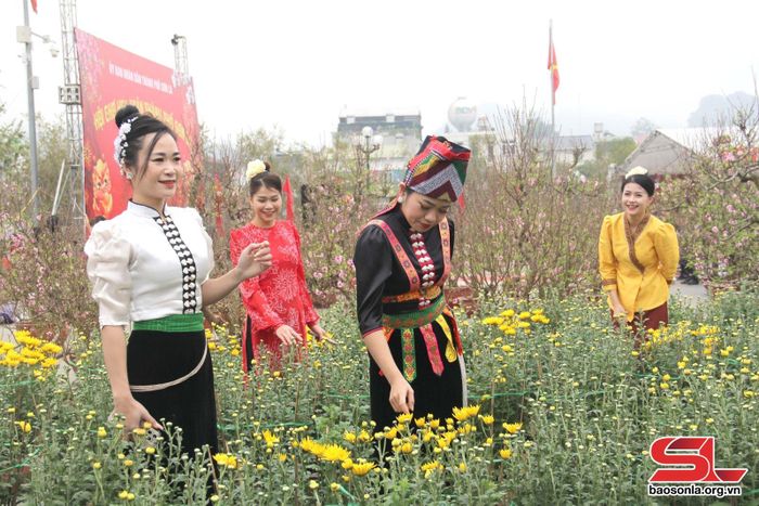 Du khách trải nghiệm Hội chợ hoa xuân thành phố Sơn La.