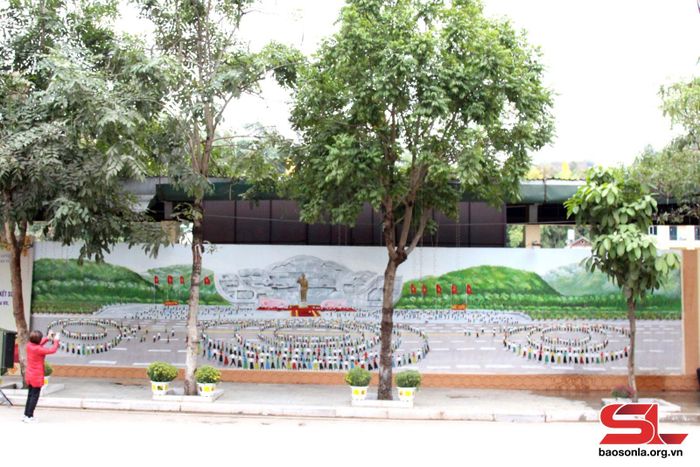 Tranh bích họa quần thể Quảng Trường Tây Bắc - Tượng Đài Bác Hồ tại tuyến đường 3/2, phường Quyết Thắng.