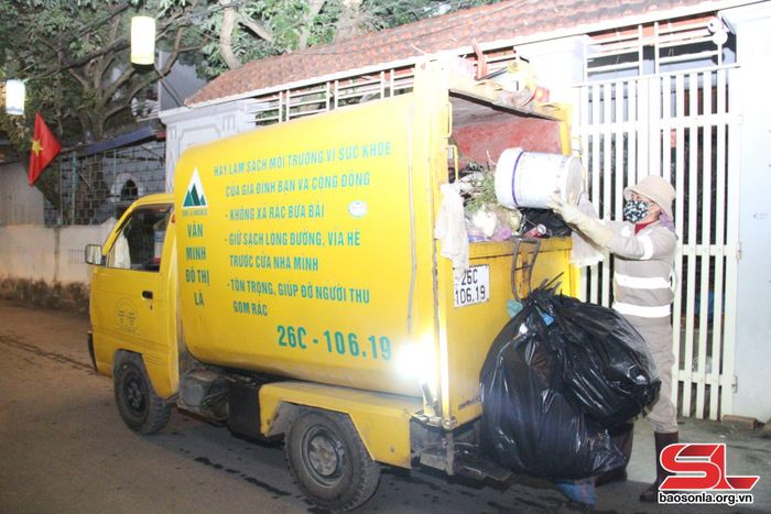 Công nhân Công ty CP Môi trường và Dịch vụ đô thị Sơn La tăng ca thu gom rác thải sinh hoạt trước, trong và sau Tết Nguyên đán.