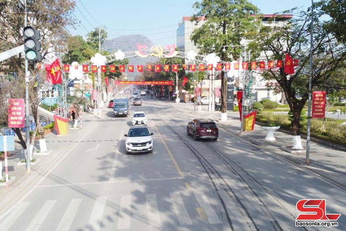 Tuyến đường Tô Hiệu rợp sắc đỏ của hồng kỳ, băng rôn, khẩu hiệu.