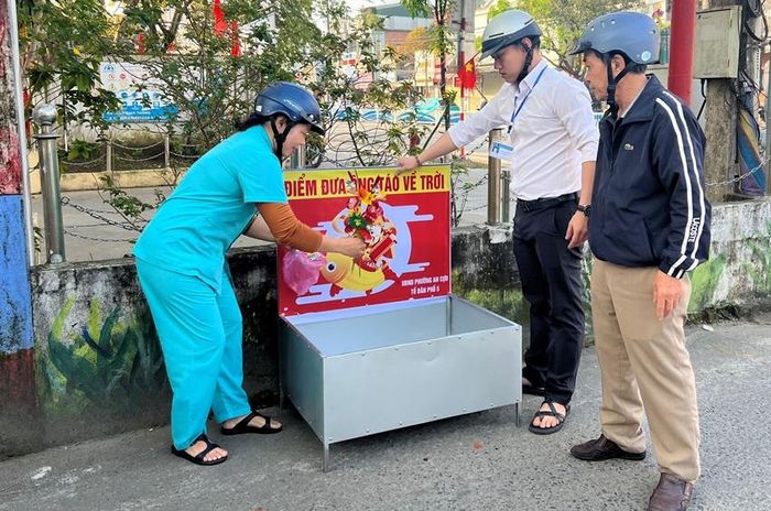  Việc đưa "ông đầu rau" ra các điểm tập trung góp phần đảm bảo vệ sinh môi trường, xây dựng nếp sống văn minh. Ảnh: P. THẮNG