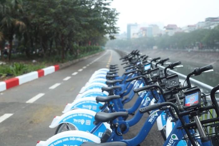 Đơn vị vận hành dịch vụ cho thuê xe đạp công cộng đã bố trí 6 trạm xe, bổ sung thêm khoảng 100 xe đạp thường và xe điện để phục vụ nhu cầu đi lại của người dân. Nguồn: VGP.
