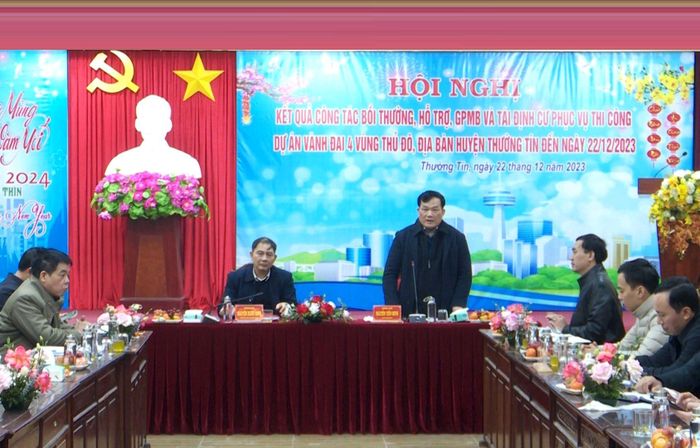Hội nghị đánh giá kết quả công tác bồi thường, hỗ trợ, giải phóng mặt bằng và tái định cư phục vụ thi công Dự án đầu tư xây dựng đường Vành đai 4 - Vùng Thủ đô Hà Nội trên địa bàn huyện Thường Tín, tháng 12-2023. Ảnh: Đỗ Minh