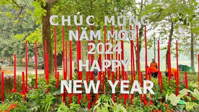 Bên cạnh việc thay hoa, nhiều mô hình trang trí năm mới được dựng lên