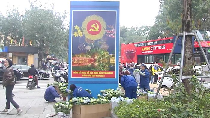Các tuyến phố trang trí các pano, vườn hoa tạo cái cảnh quan đẹp để phục vụ nhân dân đón Tết