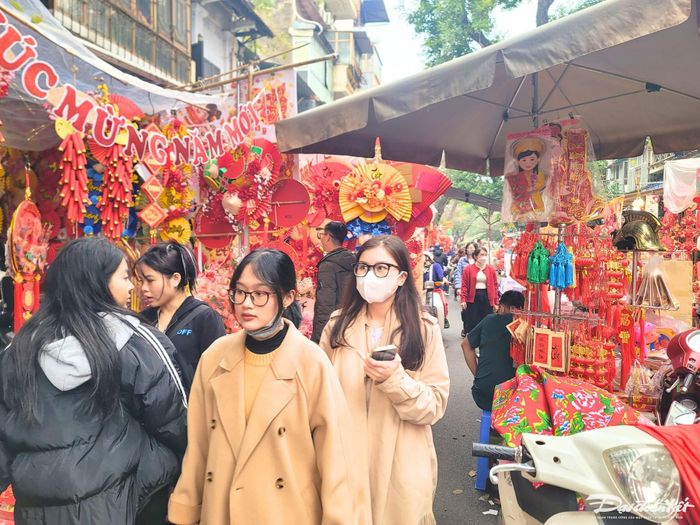 Còn hơn 1 tuần nữa là đến Tết Nguyên đán Giáp Thìn 2023, người dân nườm nượp đổ về mua sắm đồ trang trí Tết khiến cho không khí nơi đây vô cùng náo nhiệt.