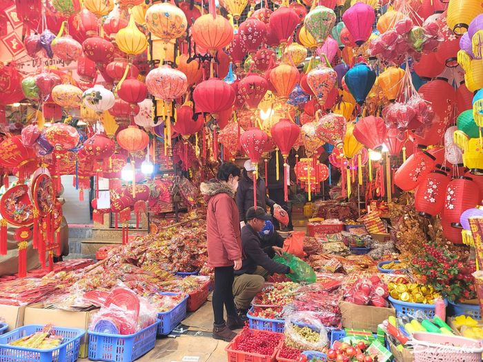 Anh Lưu Đức Nhật 26 tuổi, một tiểu thương bán đồ trang trí đã được 3 năm cho biết, năm nay giá cả các mặt hàng rẻ hơn so với năm trước. "Mặt hàng đa dạng hơn nhưng lượng mua vẫn chưa được như năm ngoái", anh Nhật nói.